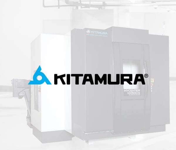 Logo de la marca Kitamura con una máquina CNC de fondo.